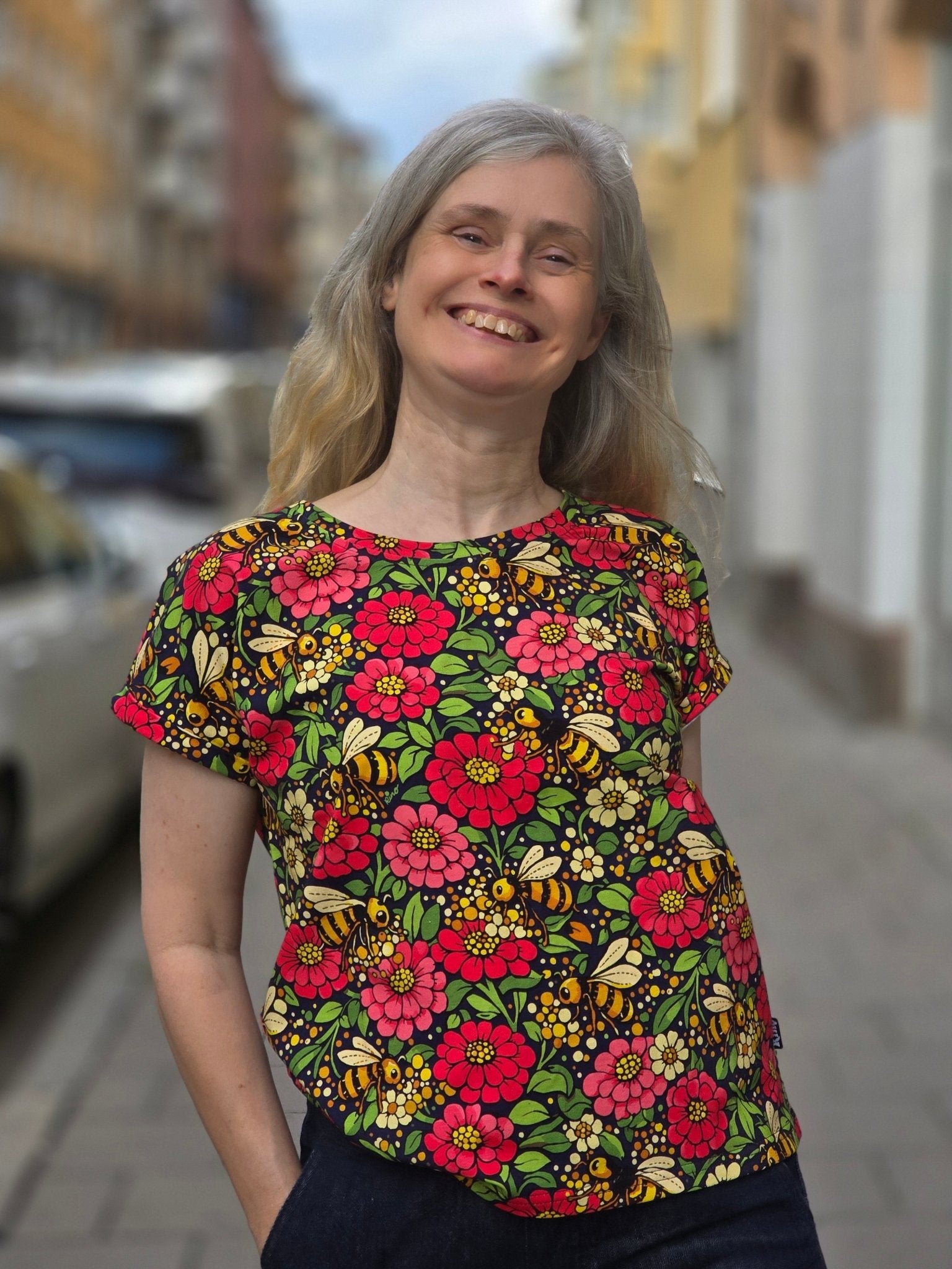 T-shirt Bee Queen | Rino T-shirt i S från Rino Design Sthlm