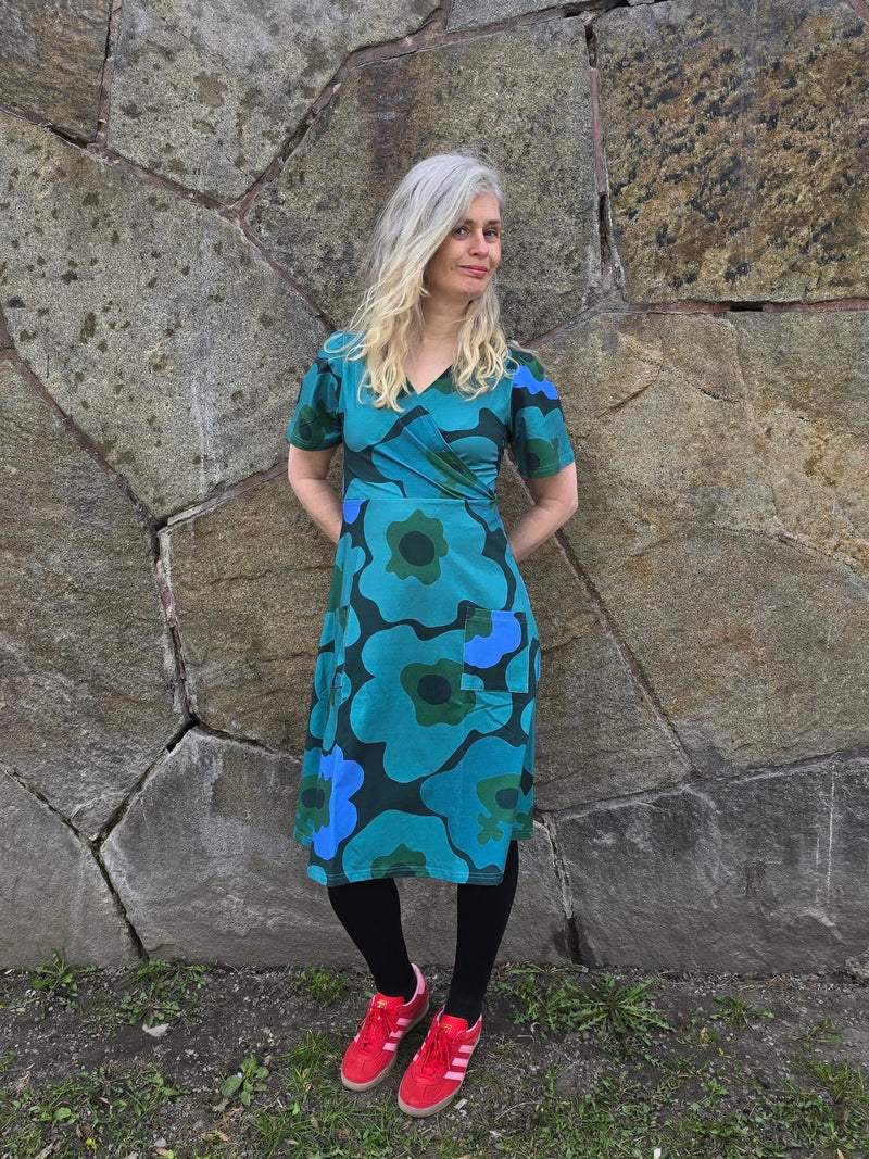 Trikåklänning Feminist Blå | Rino Klänning i S från Rino Design Sthlm