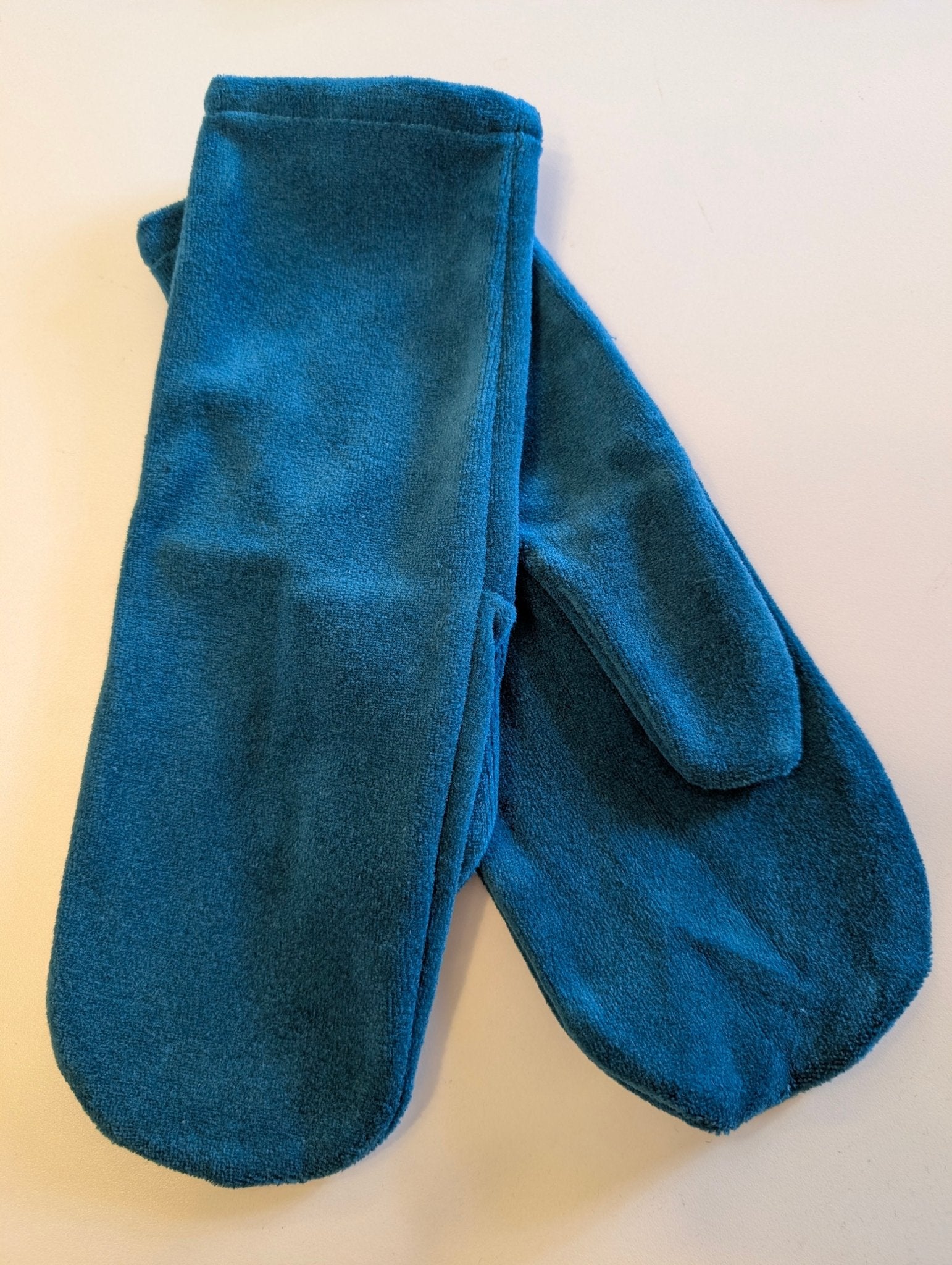 Vantar Velour Petrol - Rino Design Sthlm