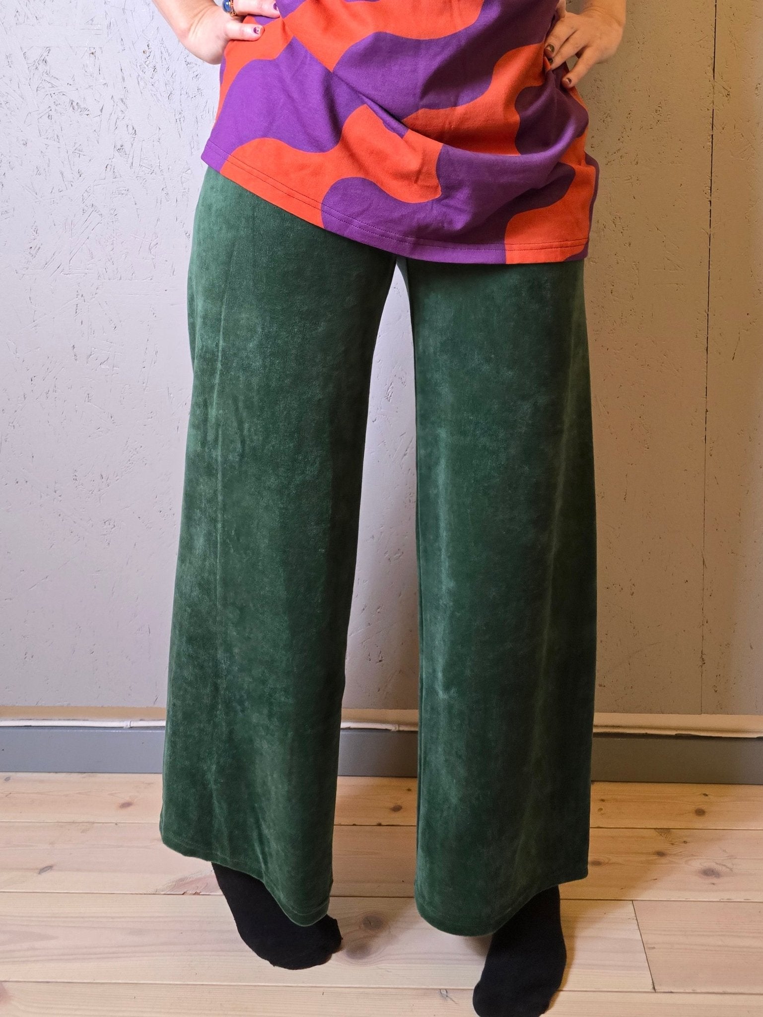 Velourbyxor mörkgrön | Rino Byxor i S från Rino Design Sthlm