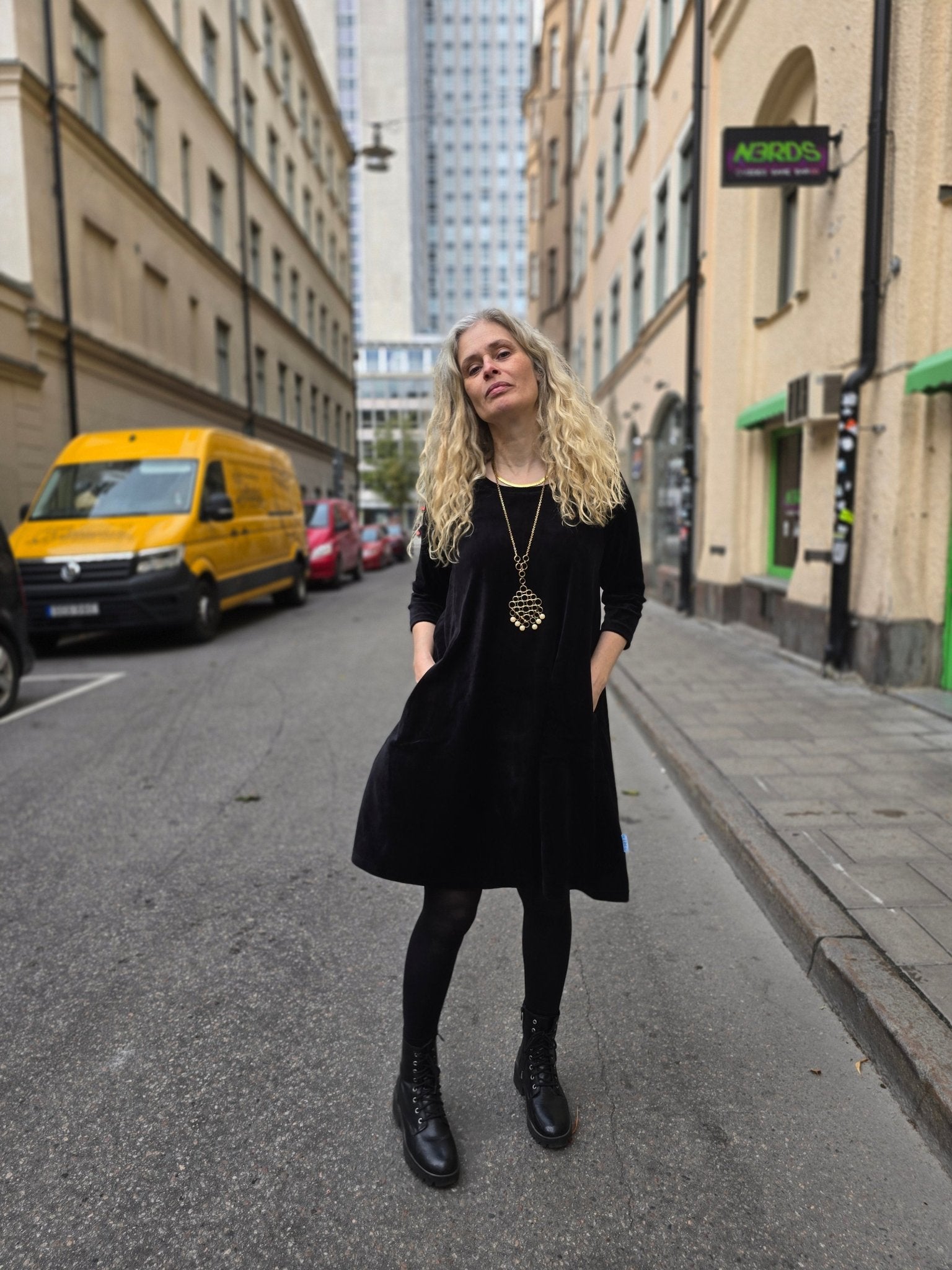 Velourklänning A - linjeklänning Svart - Rino Design Sthlm