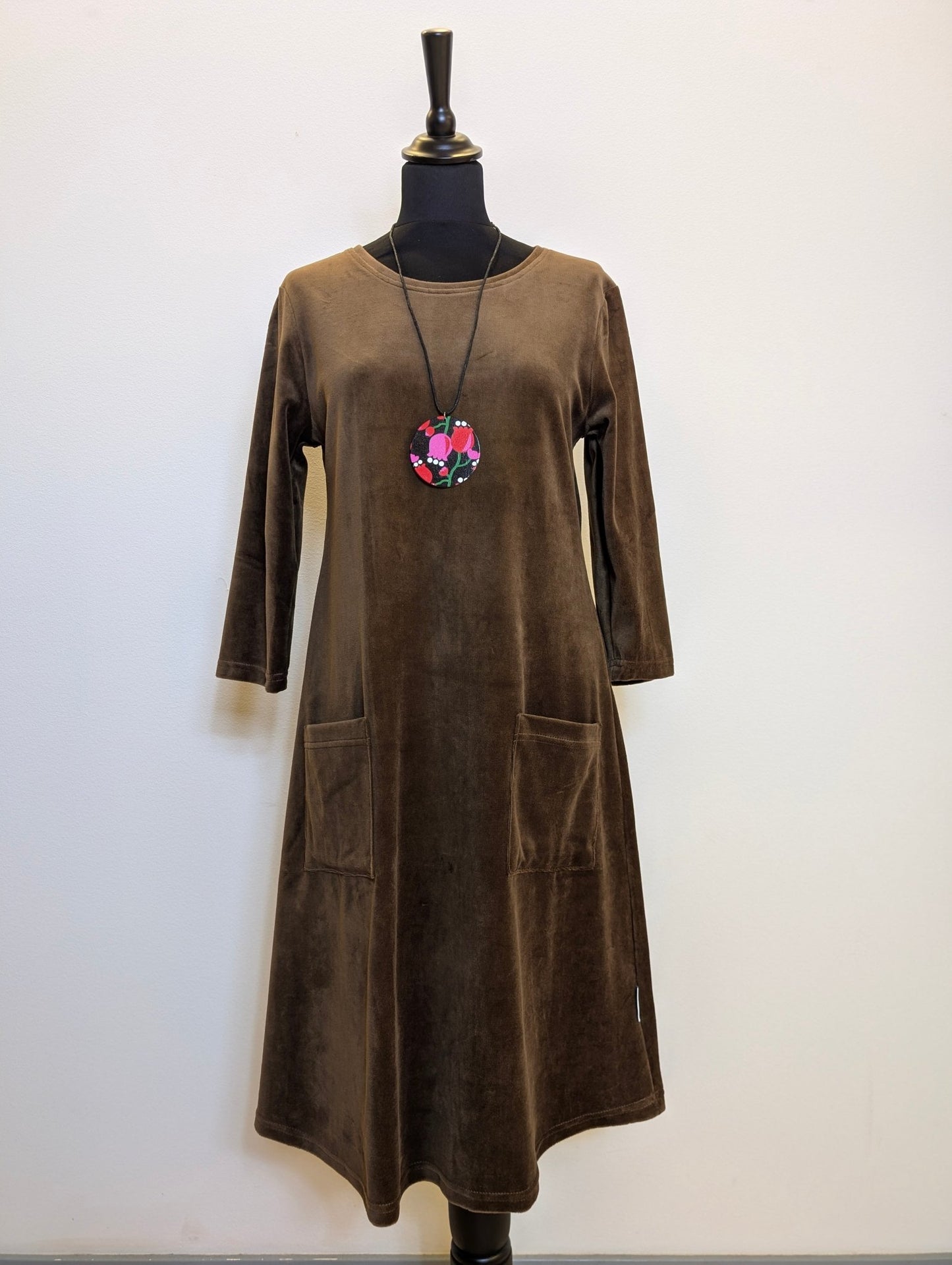 Velourklänning Kamomill Brun - Rino Design Sthlm