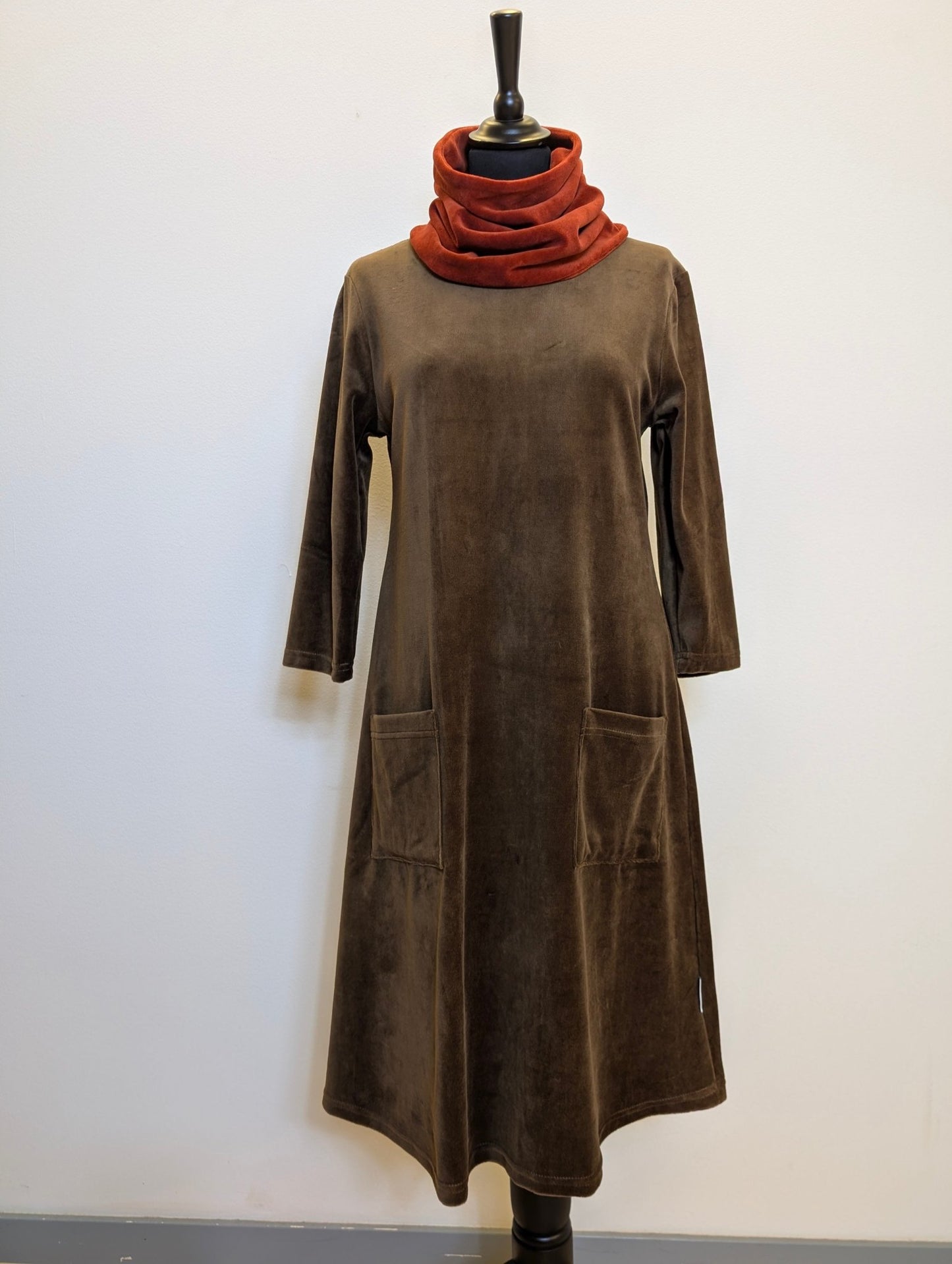 Velourklänning Kamomill Brun - Rino Design Sthlm