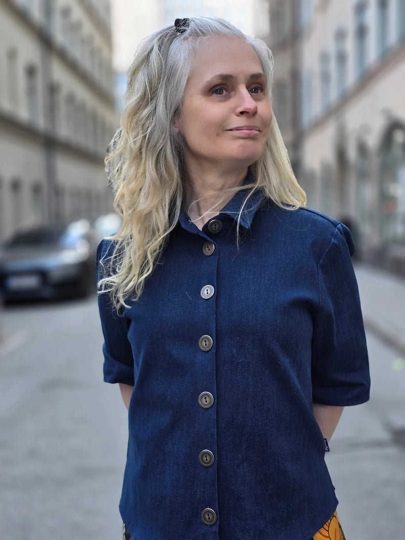 Blus Dark Jeans | Rino Blus i S från Rino Design Sthlm