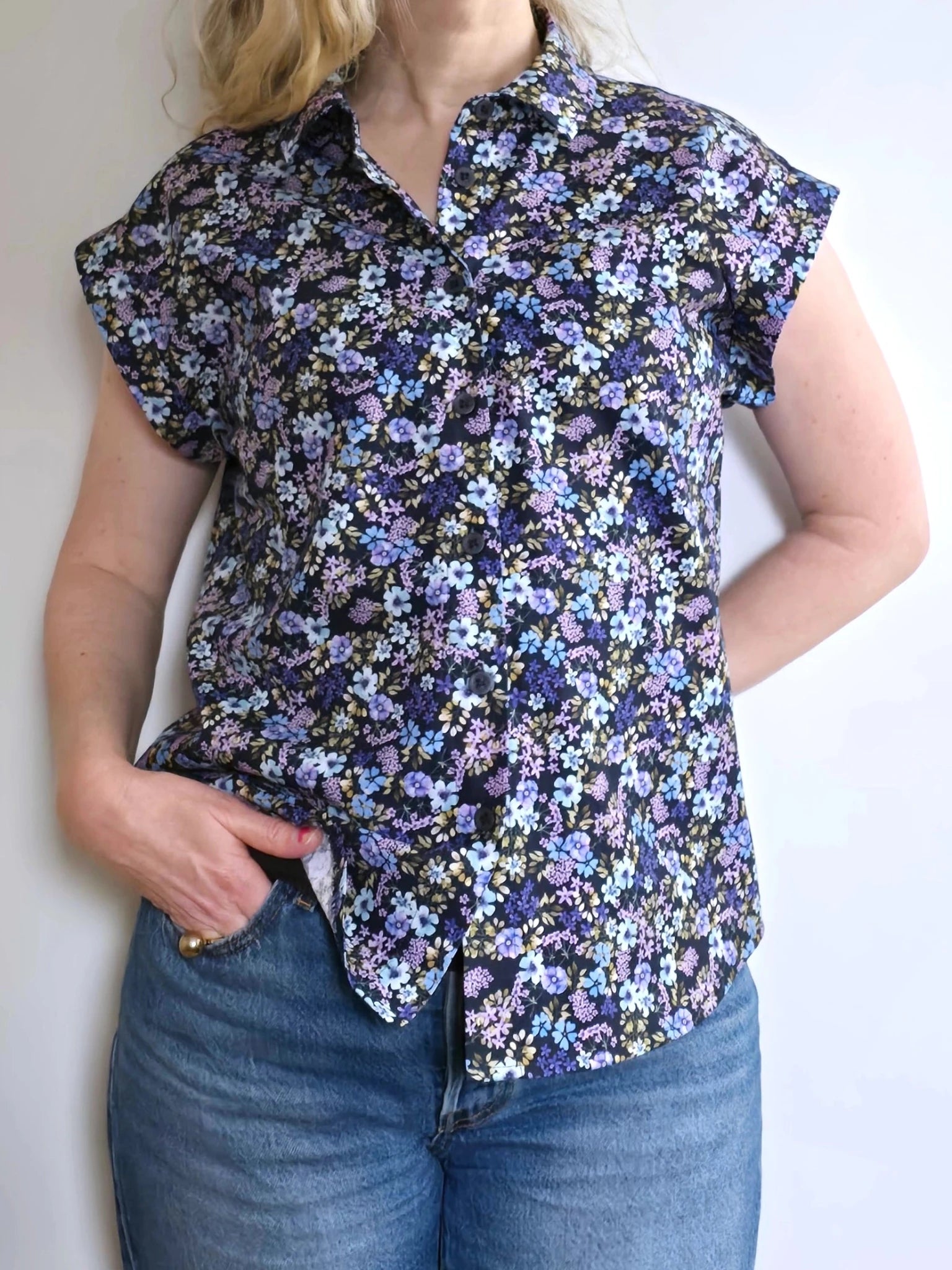 Blus Nätt Blåblom | Rino Blus i XS/S från Rino Design Sthlm