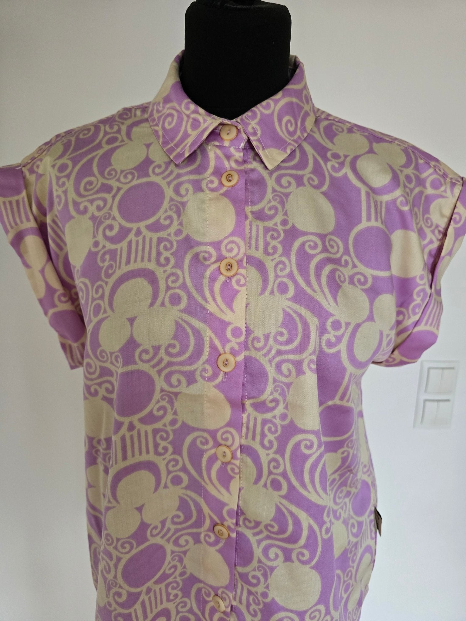 Blus Nätt Retro Lila/vit | Rino Blus i S/M från Rino Design Sthlm