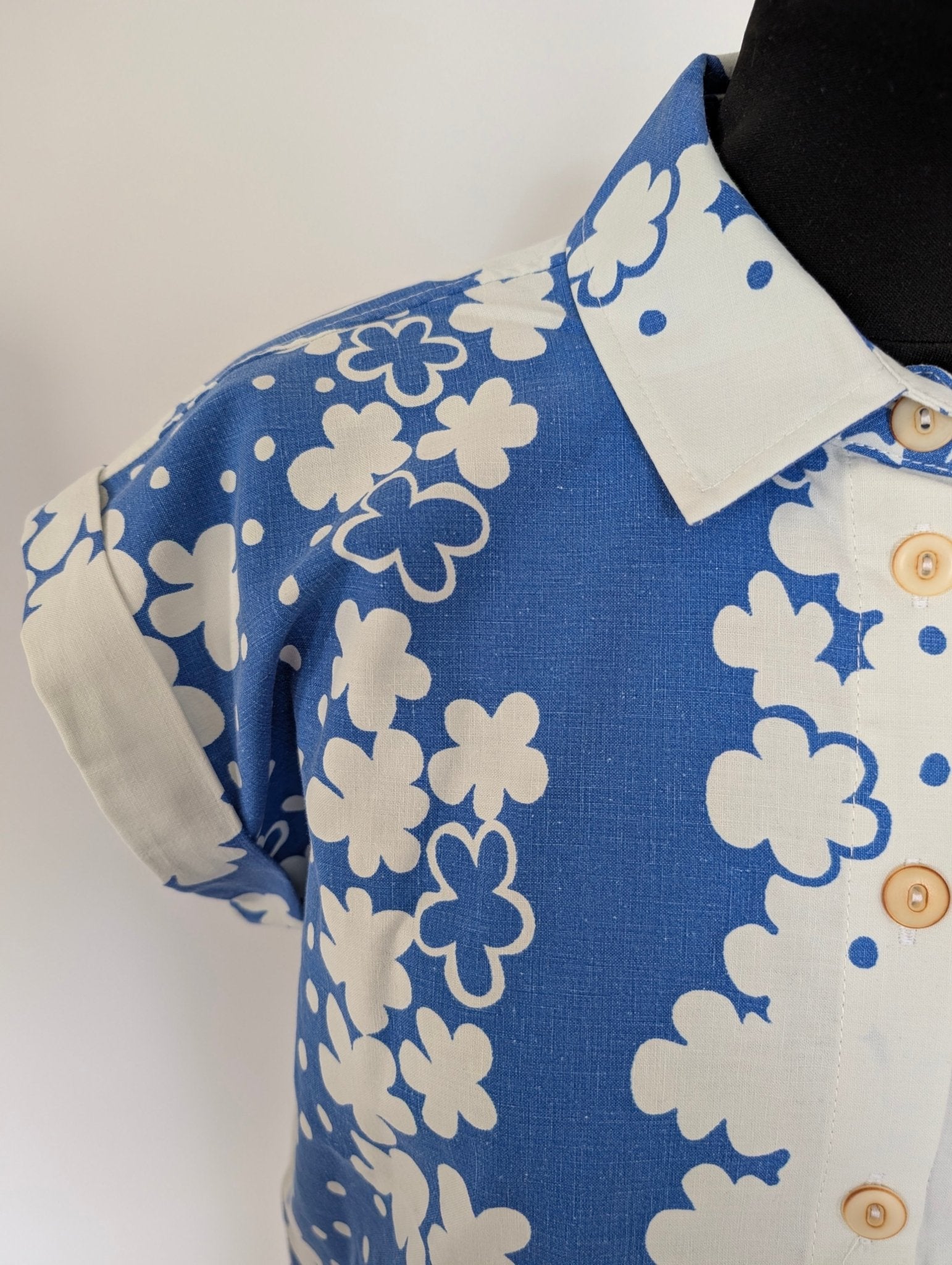 Blus Nätt Retro Mörkblåblom | Rino Blus i S/M från Rino Design Sthlm