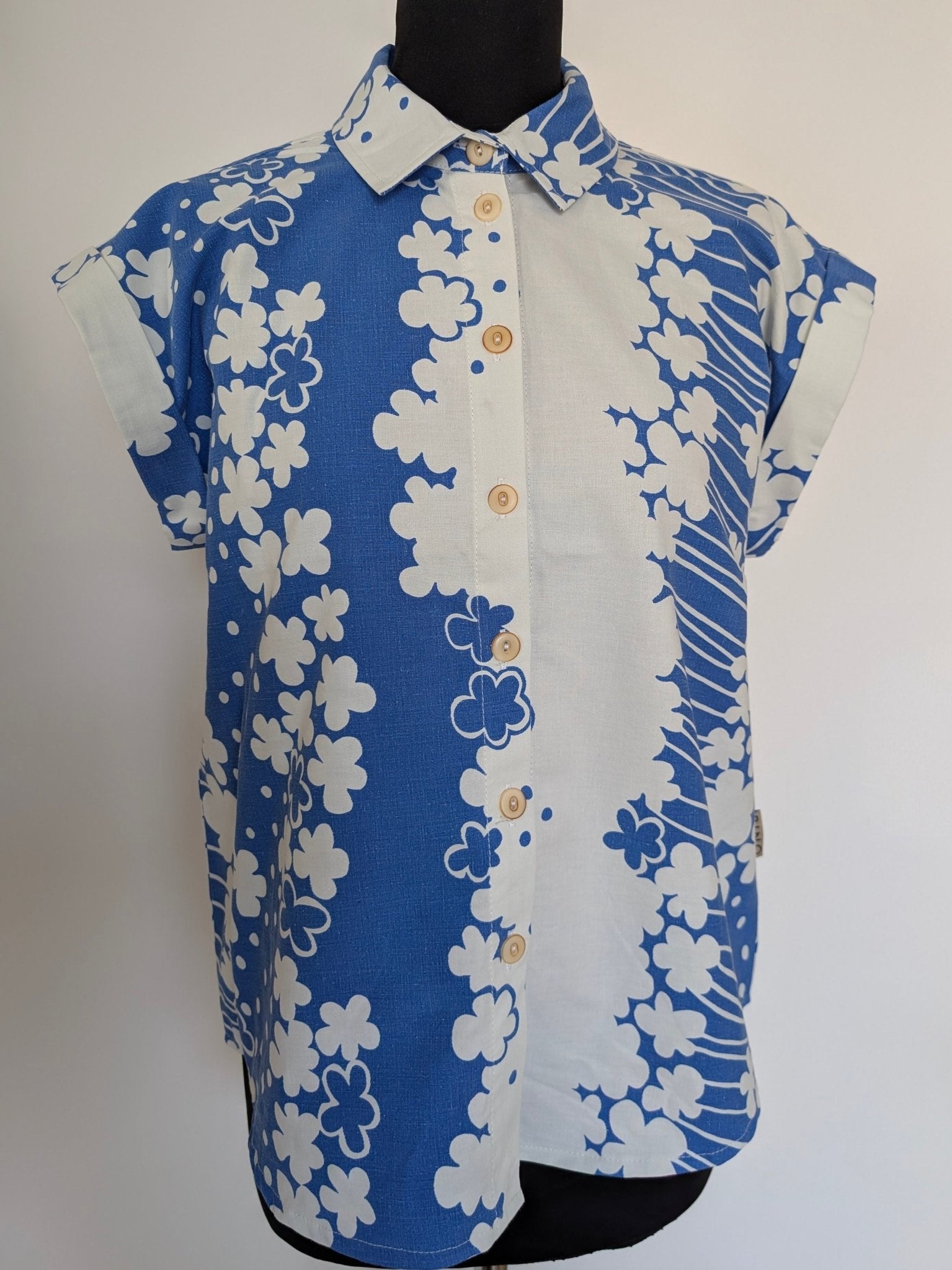 Blus Nätt Retro Mörkblåblom | Rino Blus i S/M från Rino Design Sthlm