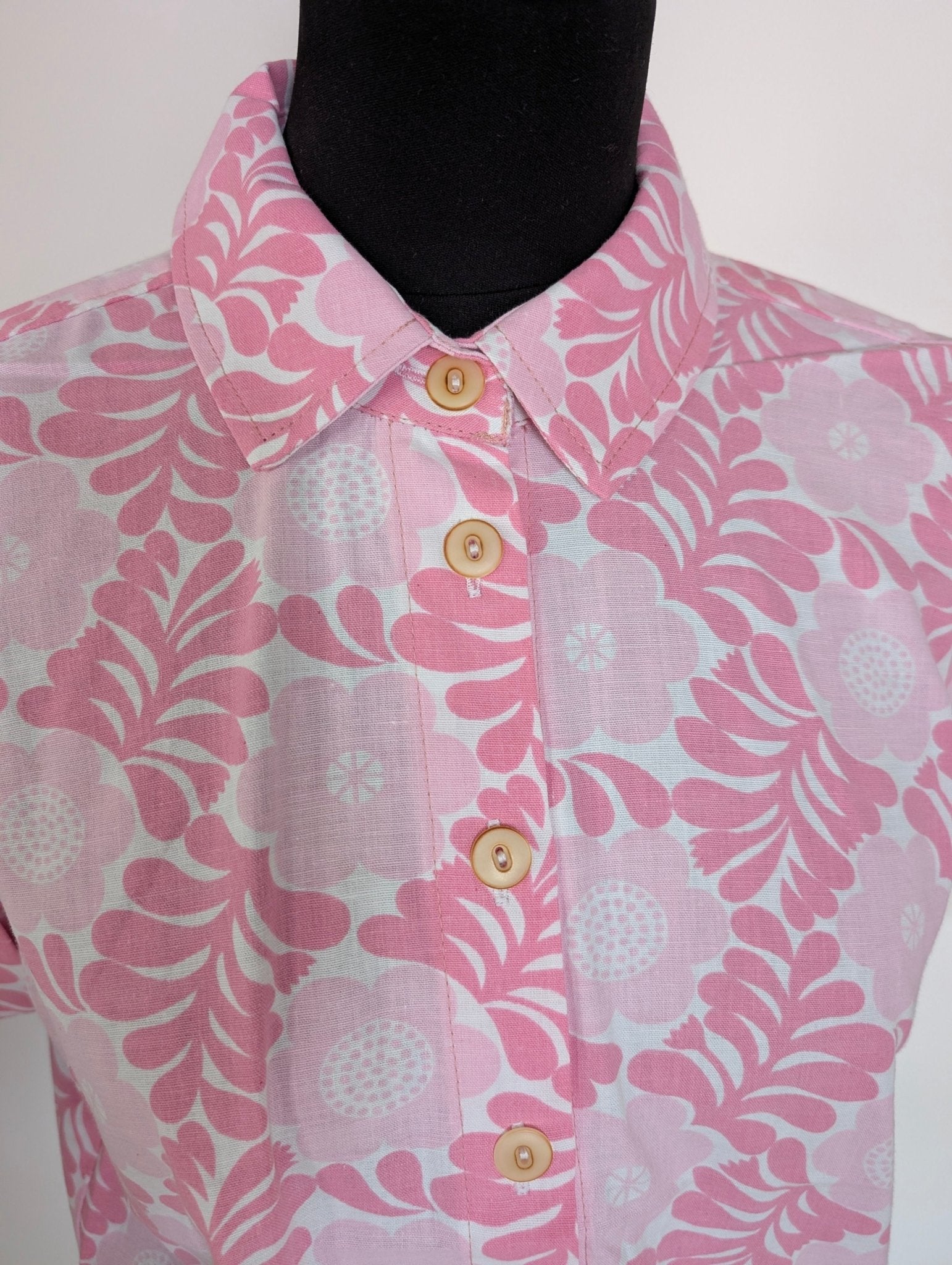 Blus Nätt Retro Rosablom | Rino Blus i S/M från Rino Design Sthlm