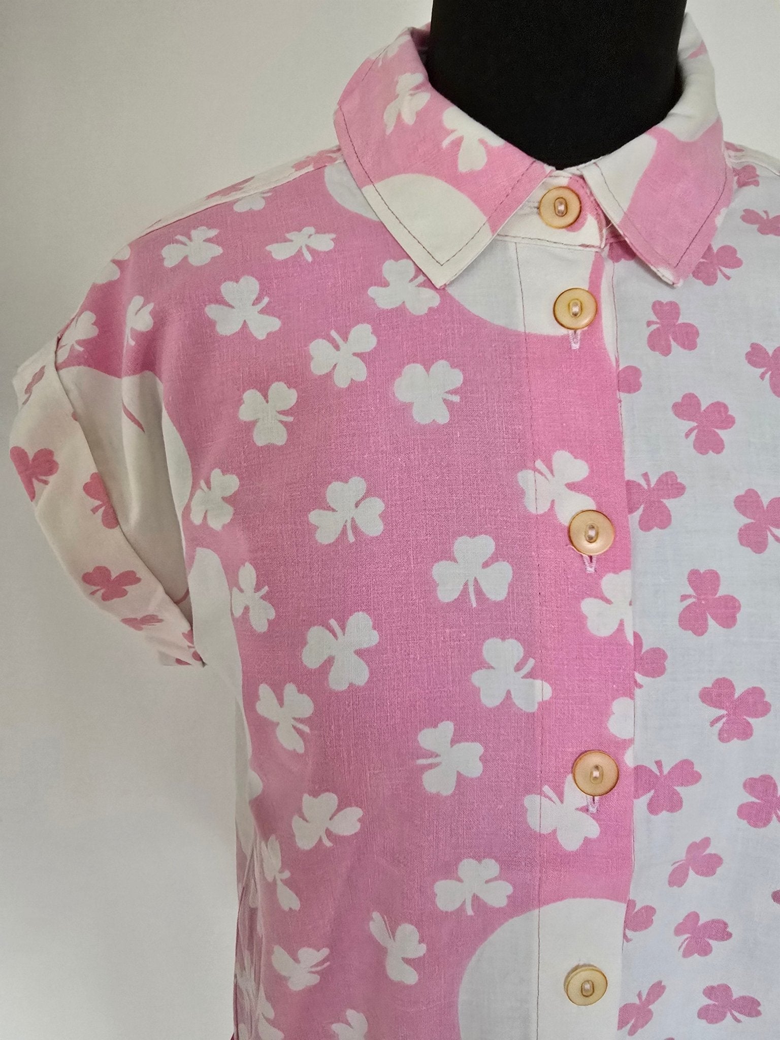 Blus Nätt Retro Rosavitblom 2 | Rino Blus i S/M från Rino Design Sthlm