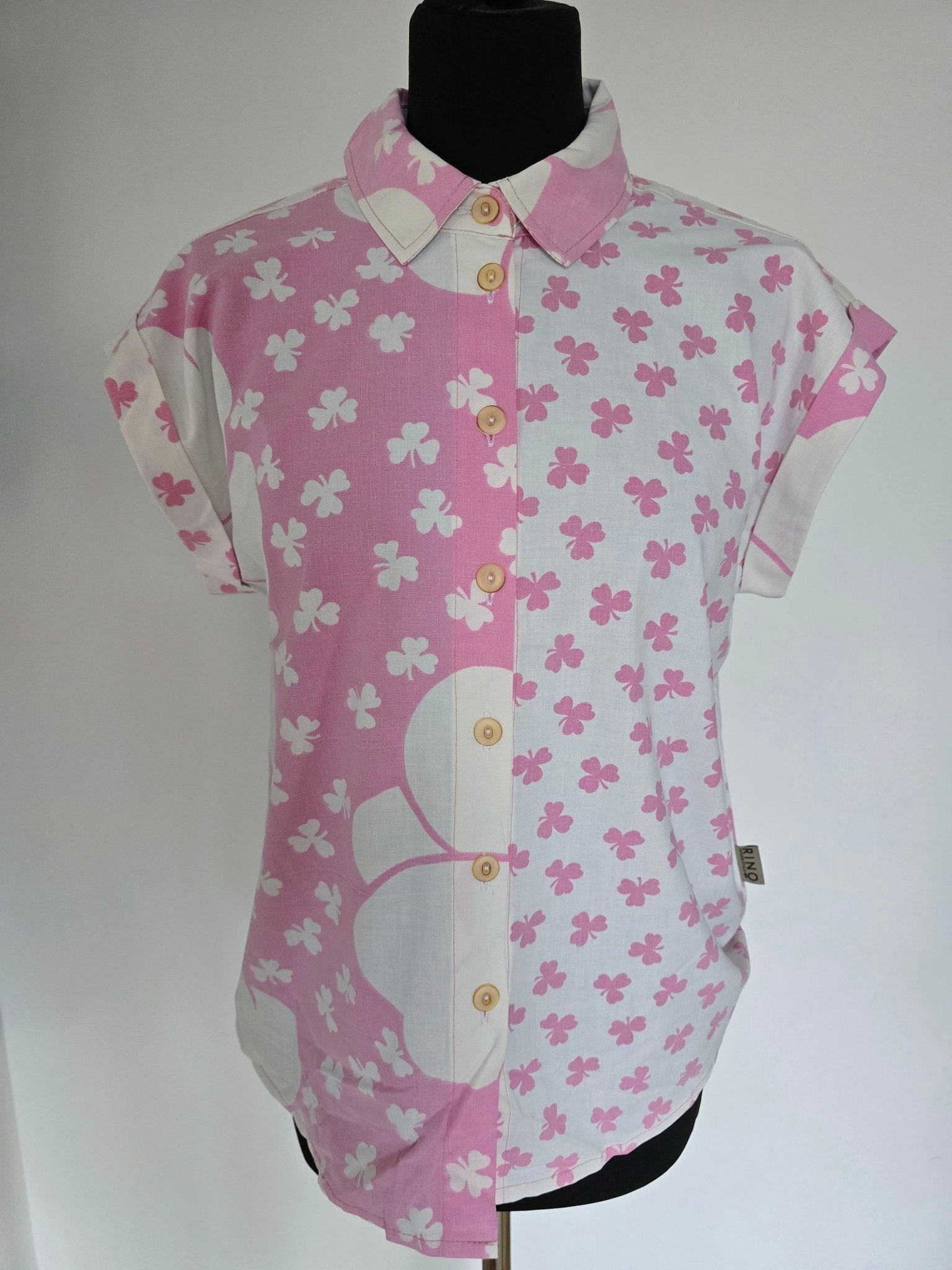 Blus Nätt Retro Rosavitblom 2 | Rino Blus i S/M från Rino Design Sthlm
