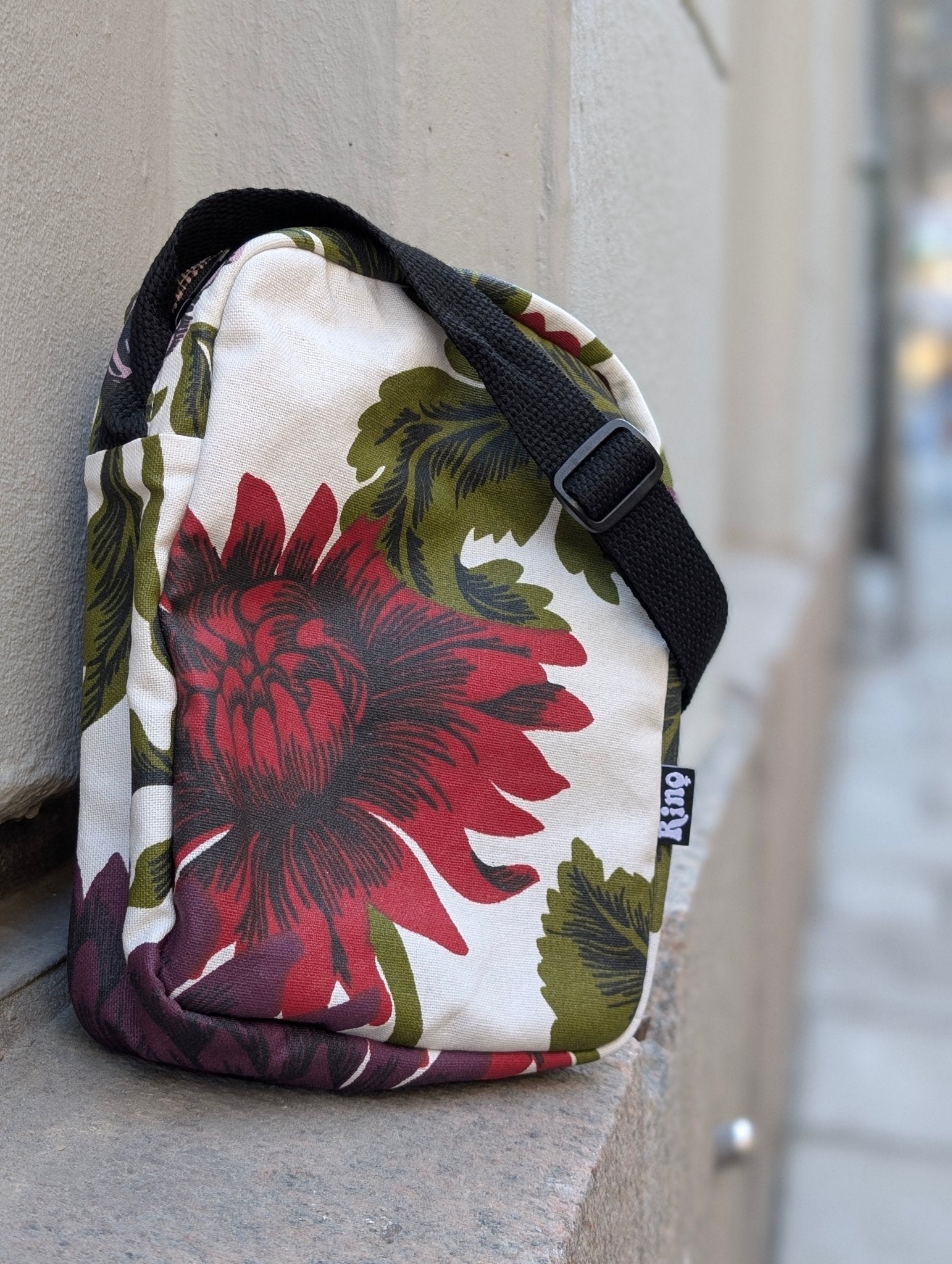 Cityväska Röd blomma | Rino Axelremsväska i One size från Rino Design Sthlm
