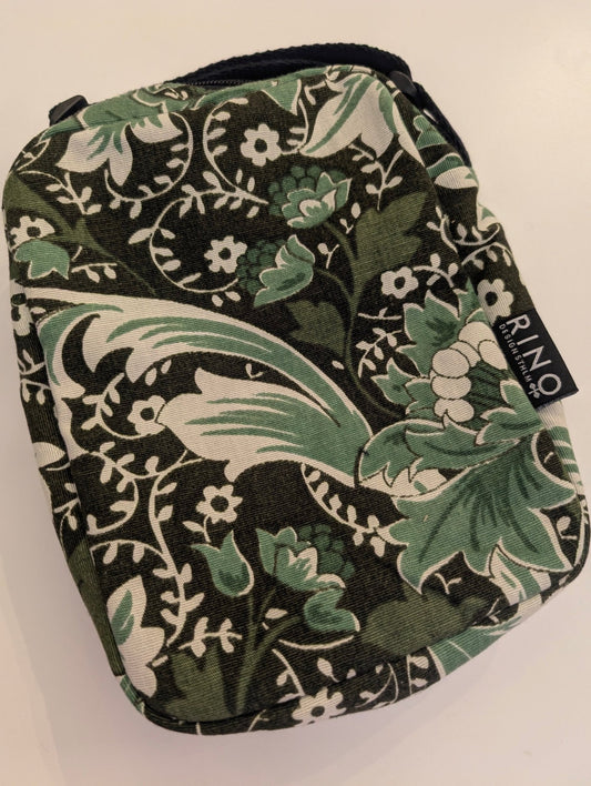 Cityväska Grönvita blommor - Axelremsväska i retrotyg - Rino Design Sthlm
