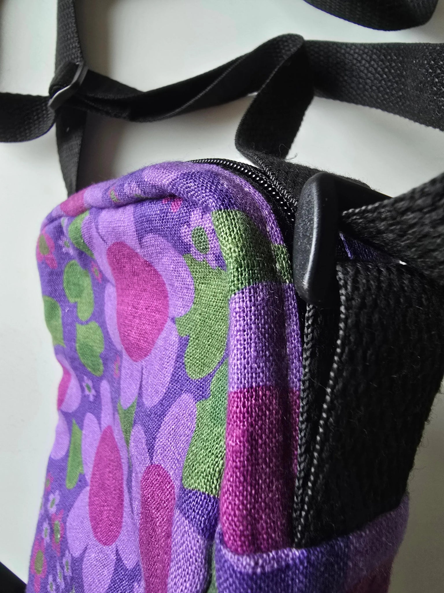 Cityväska Lila Solblomma | Rino Axelremsväska i One size från Rino Design Sthlm