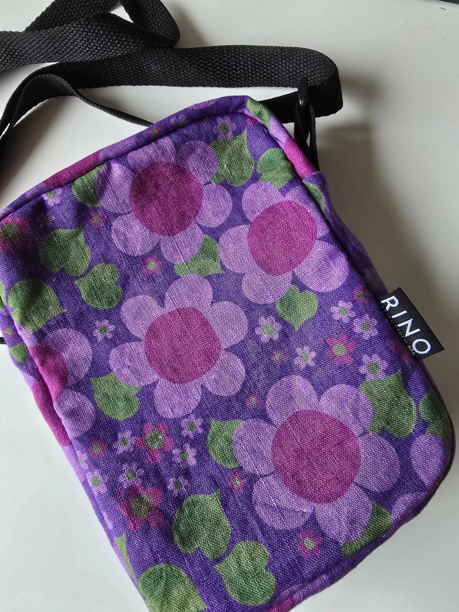 Cityväska Lila Solblomma | Rino Axelremsväska i One size från Rino Design Sthlm