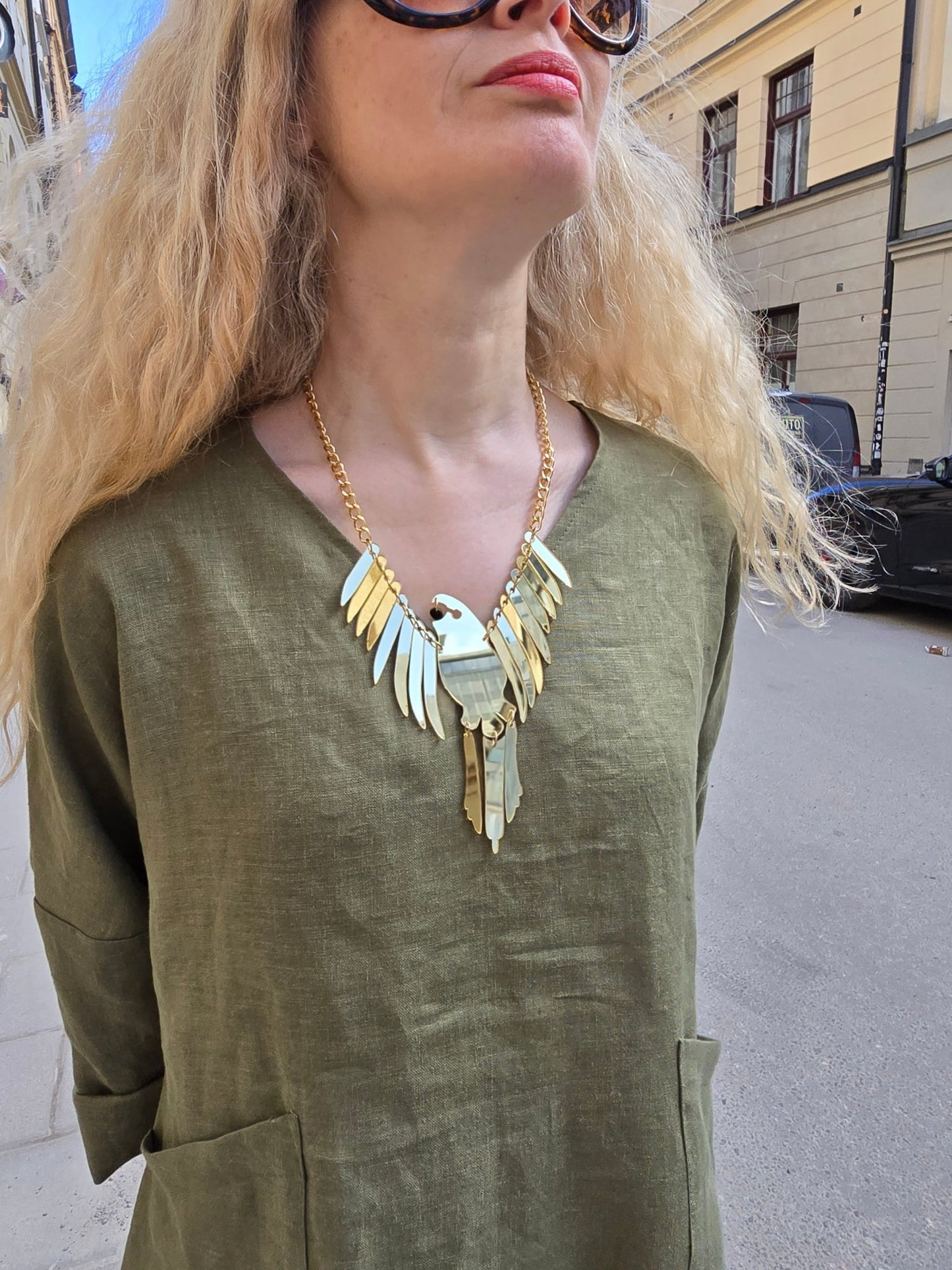 Halsband bird guld - statement halsband akryl - Rino Design Sthlm