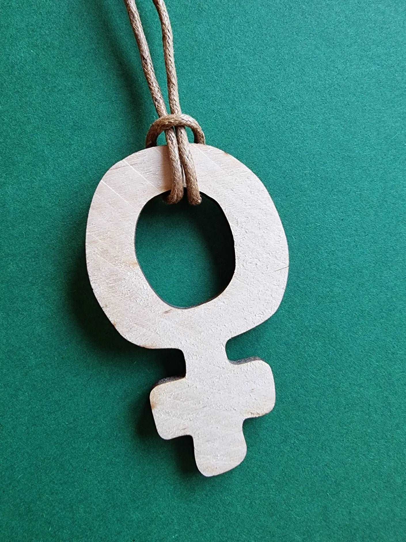 Halsband i trä feminist Björk - Rino Design AB