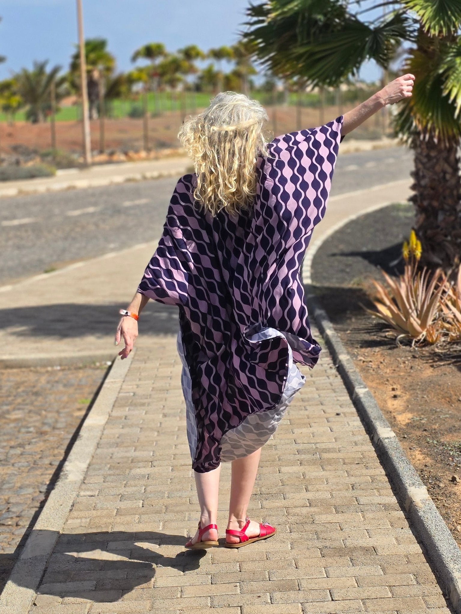 Kaftan Wonder Woman Grafisk Lila | Rino Kaftanklänning i One size från Rino Design Sthlm