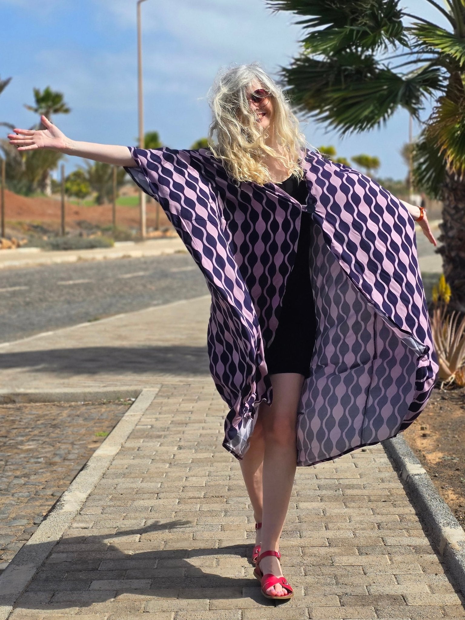 Kaftan Wonder Woman Grafisk Lila | Rino Kaftanklänning i One size från Rino Design Sthlm