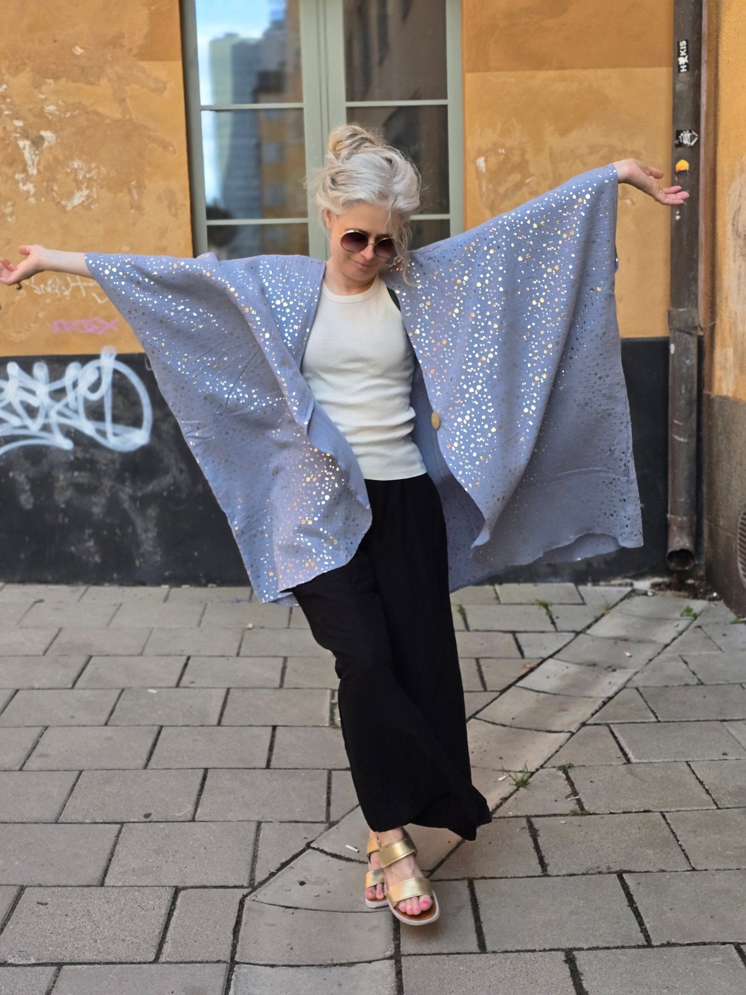 Kaftan Wonder Woman Ljusblå guldprickar | Rino Kaftan muslin i One size från Rino Design Sthlm