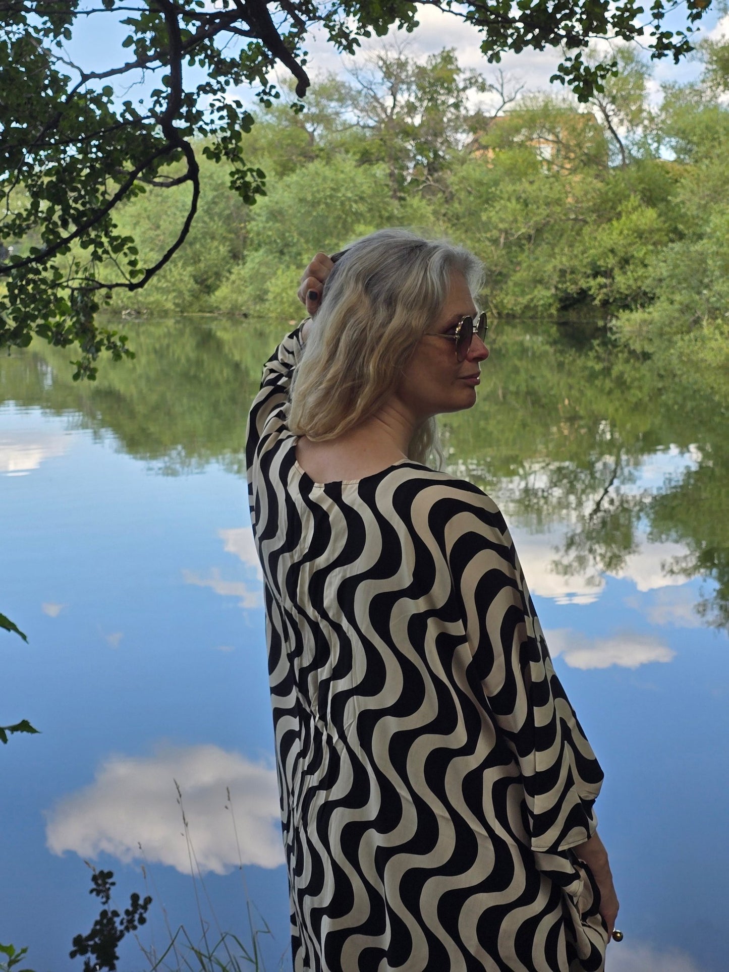 Kaftan Wonder Woman Svart/vit grafisk - Rino Design Sthlm