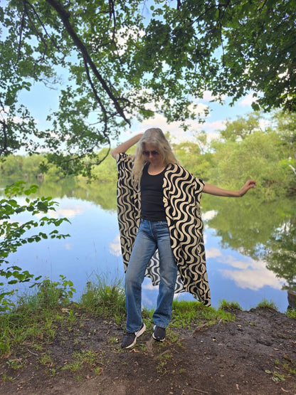 Kaftan Wonder Woman Svart/vit grafisk - Rino Design Sthlm