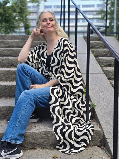 Kaftan Wonder Woman Svart/vit grafisk - Rino Design Sthlm
