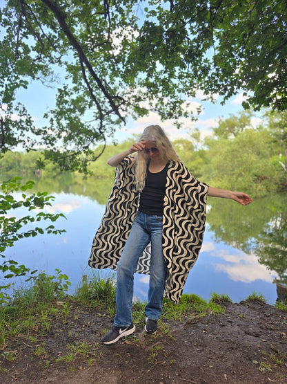 Kaftan Wonder Woman Svart/vit grafisk - Rino Design Sthlm