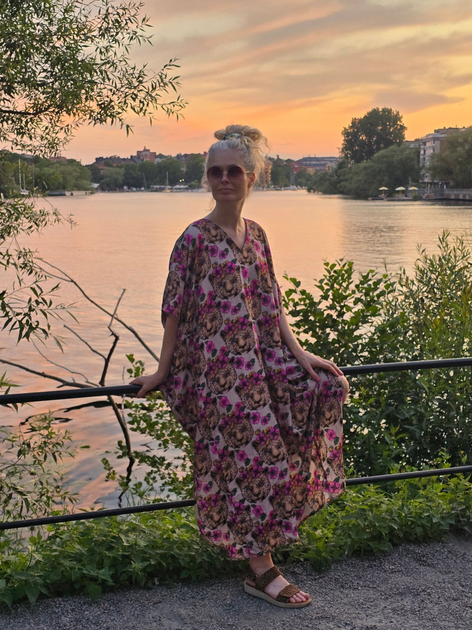 Kaftanklänning Multi Blommor i håret - Rino Design Sthlm