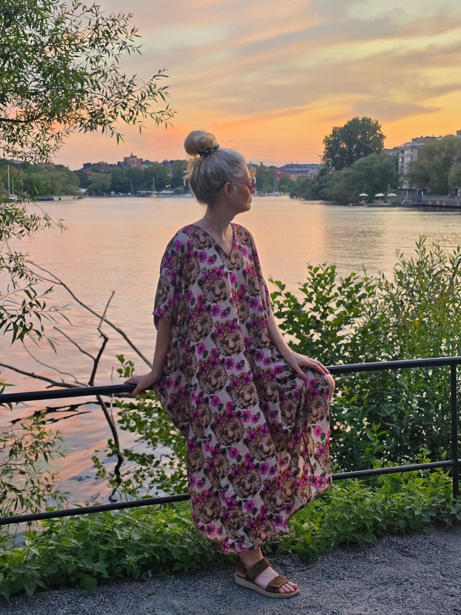 Kaftanklänning Multi Blommor i håret - Rino Design Sthlm