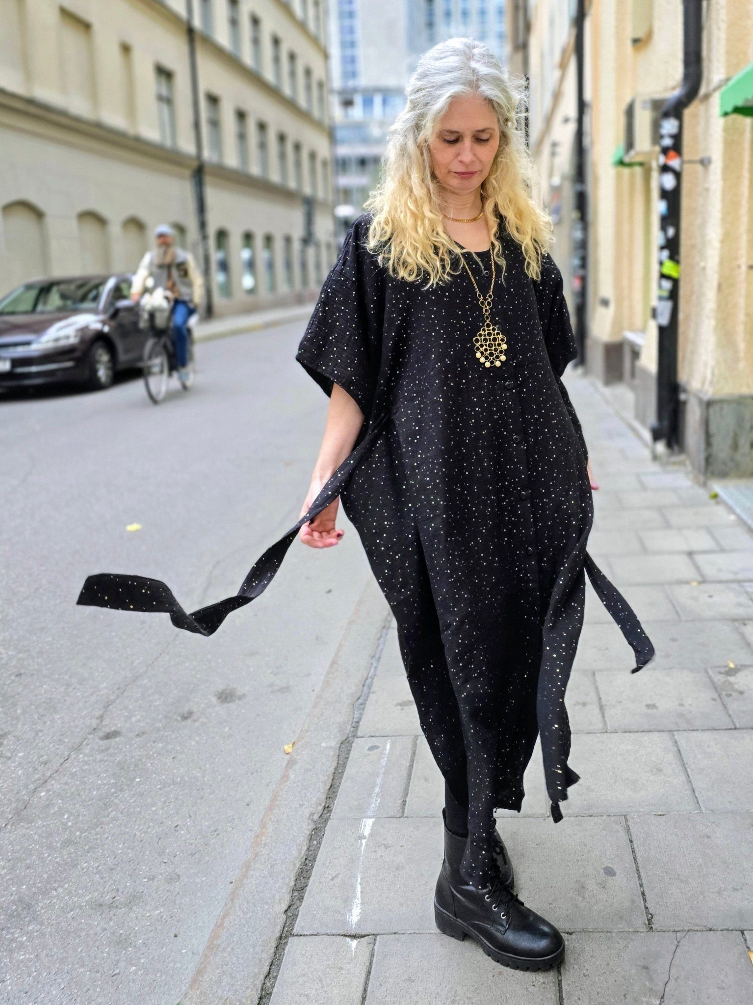 Kaftanklänning Multi Svart/guld med knappar - Rino Design Sthlm