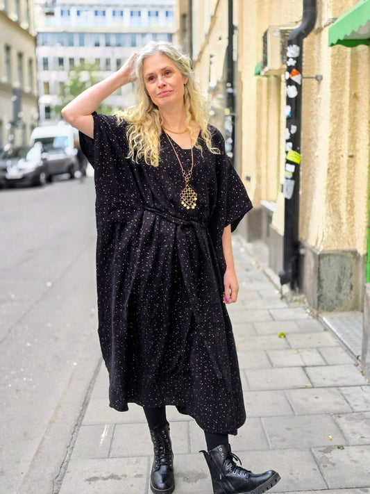Kaftanklänning Multi Svart/guld med knappar - Rino Design Sthlm