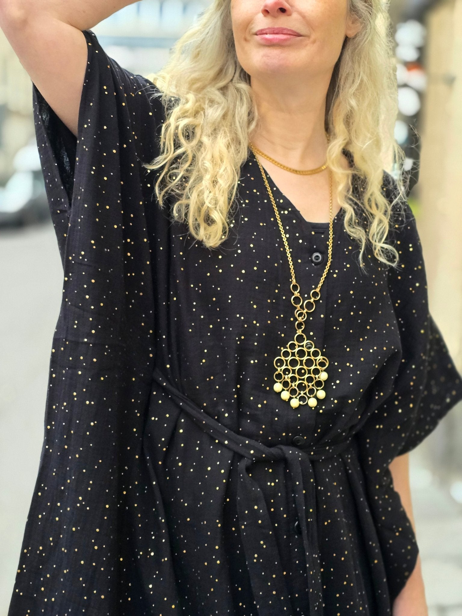 Kaftanklänning Multi Svart/guld med knappar | Rino Klänning i One size från Rino Design Sthlm