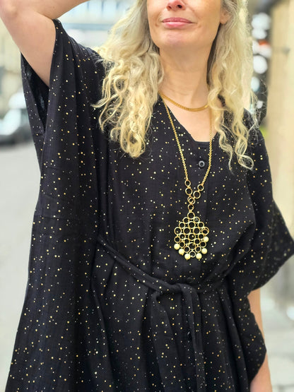Kaftanklänning Multi Svart/guld med knappar - Rino Design Sthlm