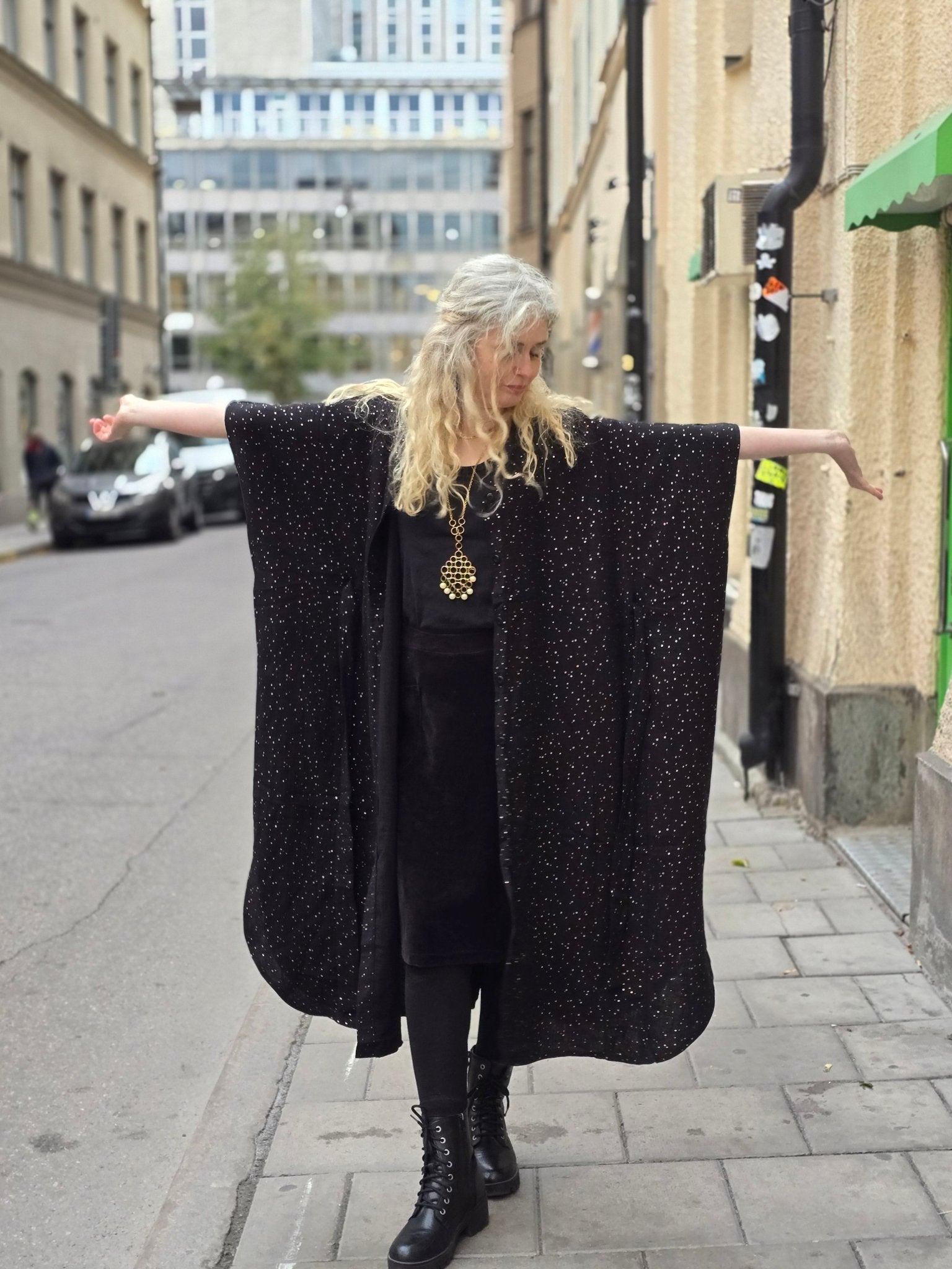 Kaftanklänning Multi Svart/guld med knappar - Rino Design Sthlm