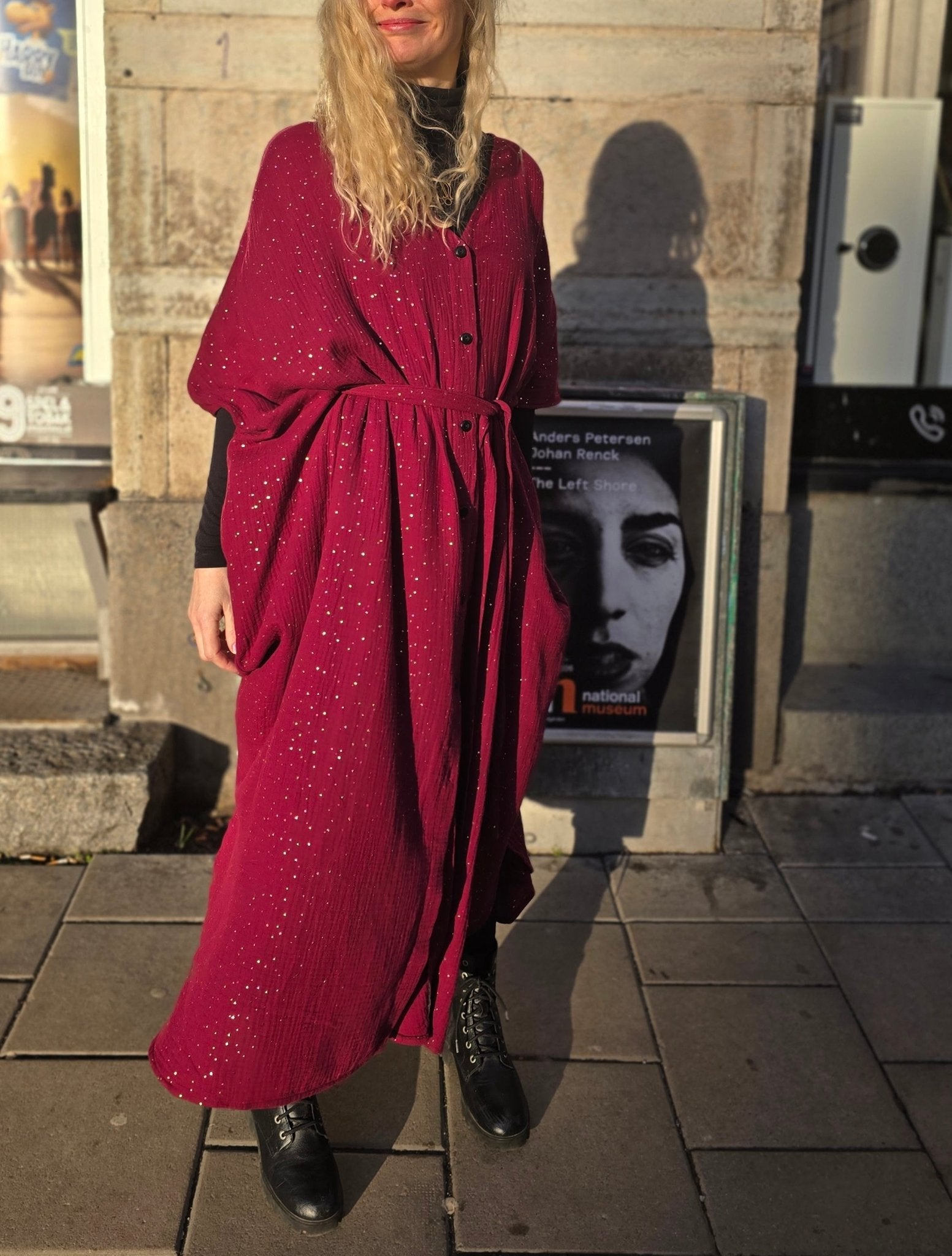 Kaftanklänning Multi Vinröd/guld med knappar | Rino Klänning i One size från Rino Design Sthlm