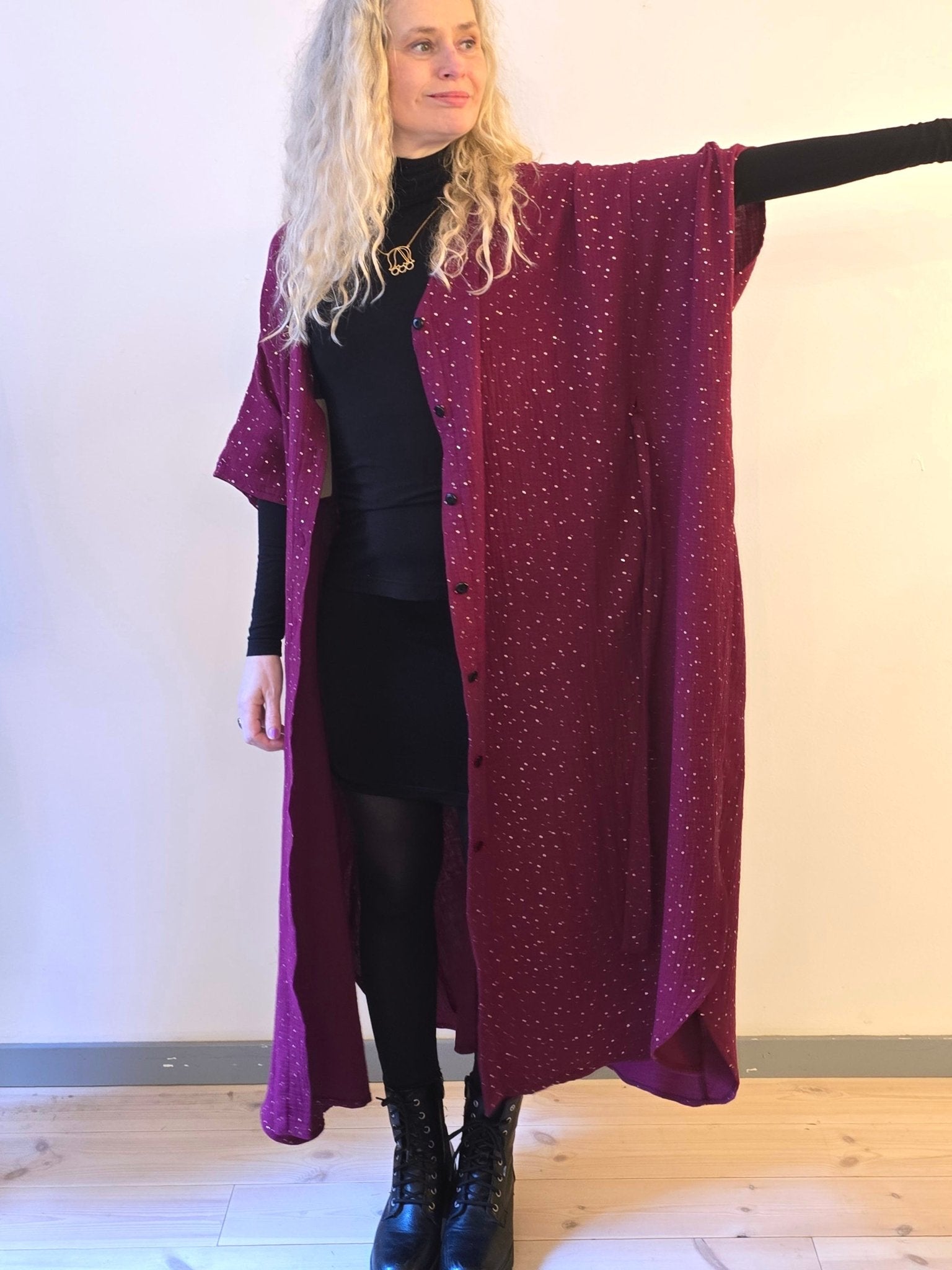 Kaftanklänning Multi Vinröd/guld med knappar - Rino Design Sthlm