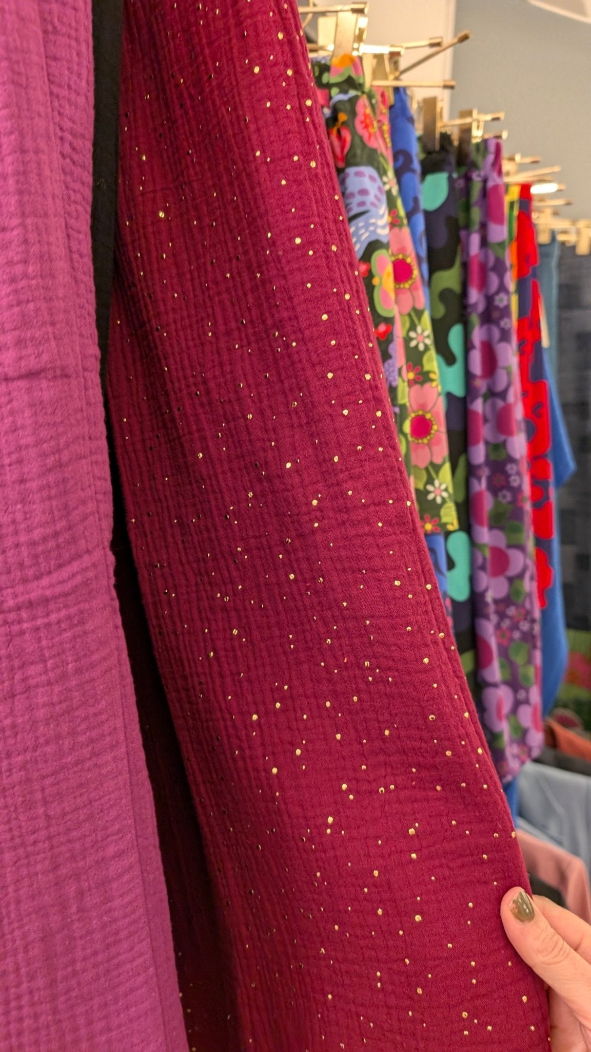 Kjol muslin Vinröd guldprickar - Rino Design Sthlm