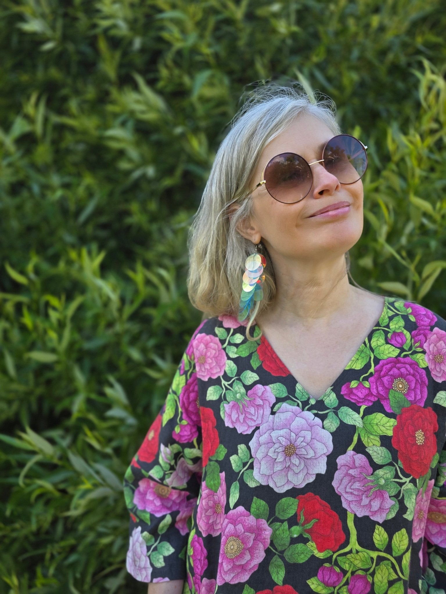 Klänning Vera Rosor på svart botten | Rino Klänning i S från Rino Design Sthlm