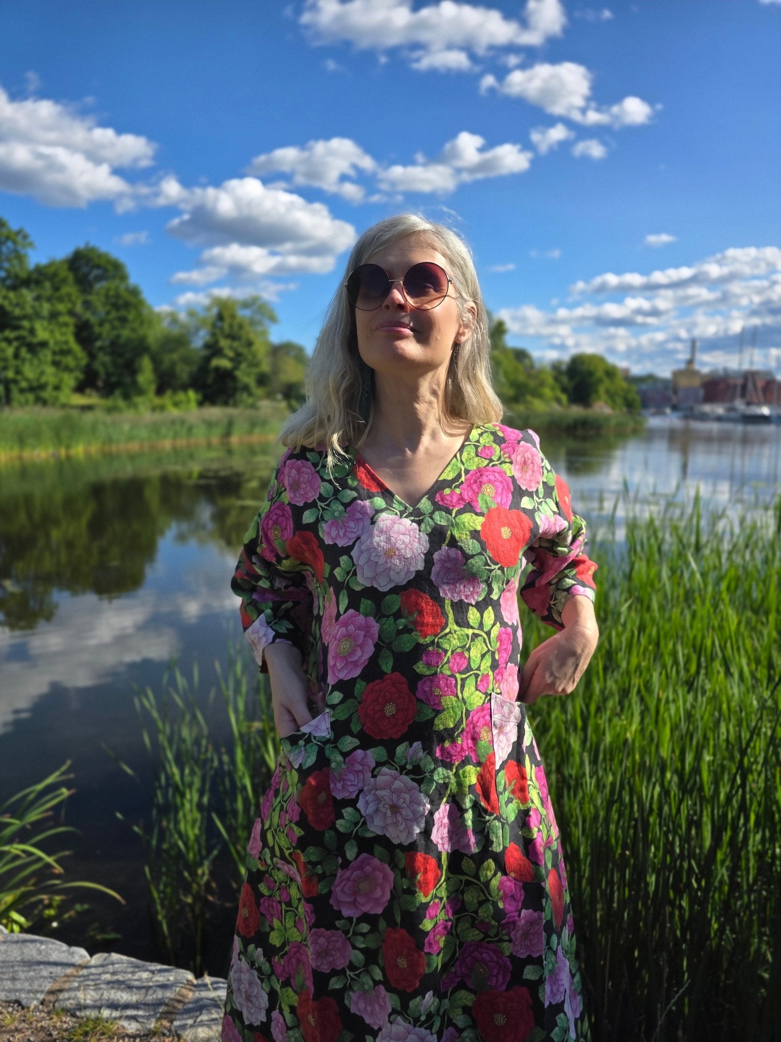 Klänning Vera Rosor på svart botten | Rino Klänning i S från Rino Design Sthlm