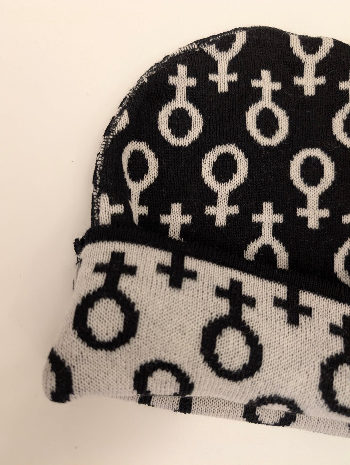 Mössa Ull Feminist Svart/vit - Rino Design Sthlm