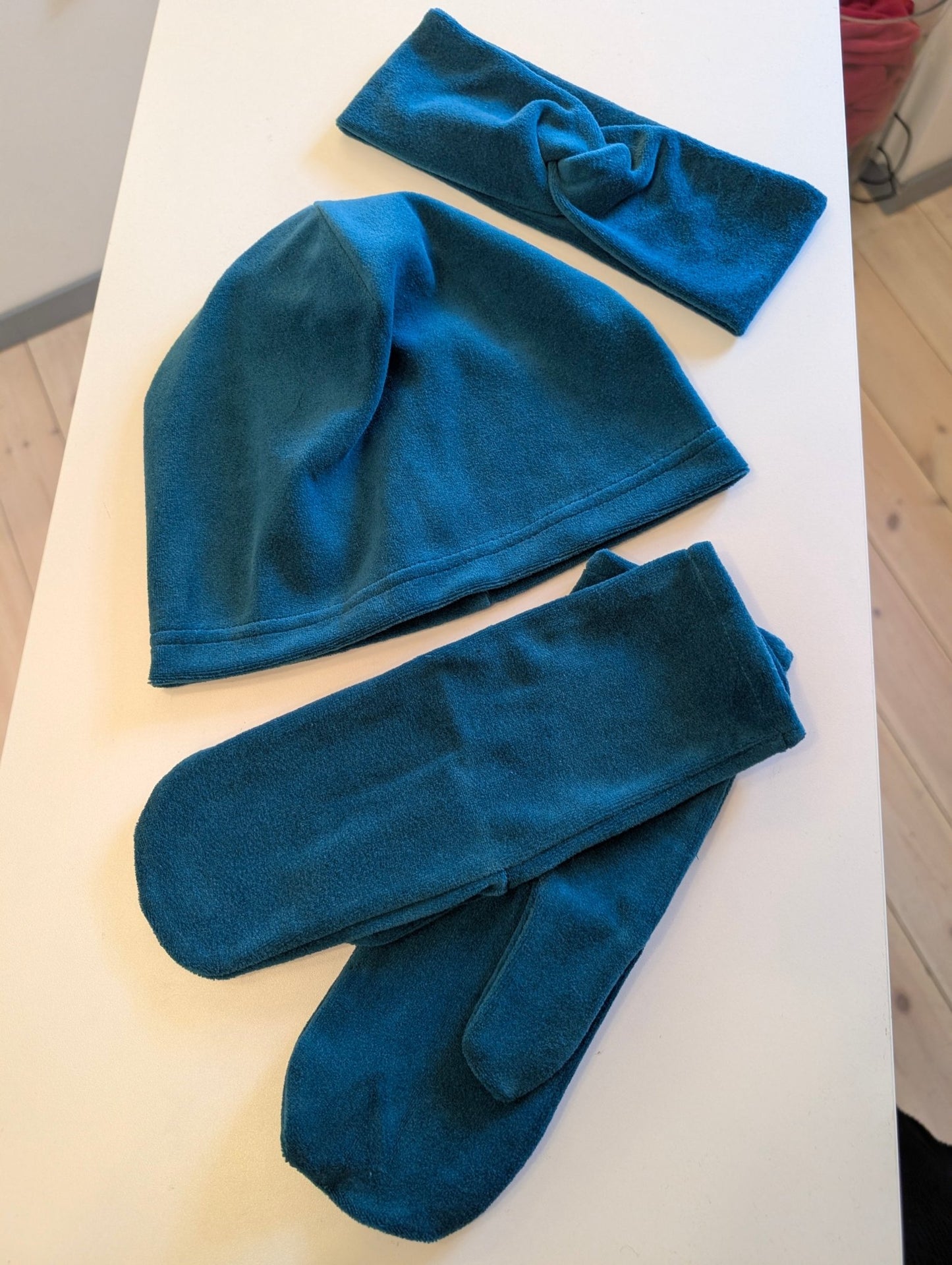 Mössa Velour Petrol - Rino Design Sthlm