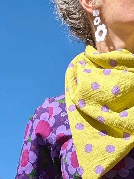 Muslinjal trekant prickig | Rino Sjal i One size från Rino Design Sthlm