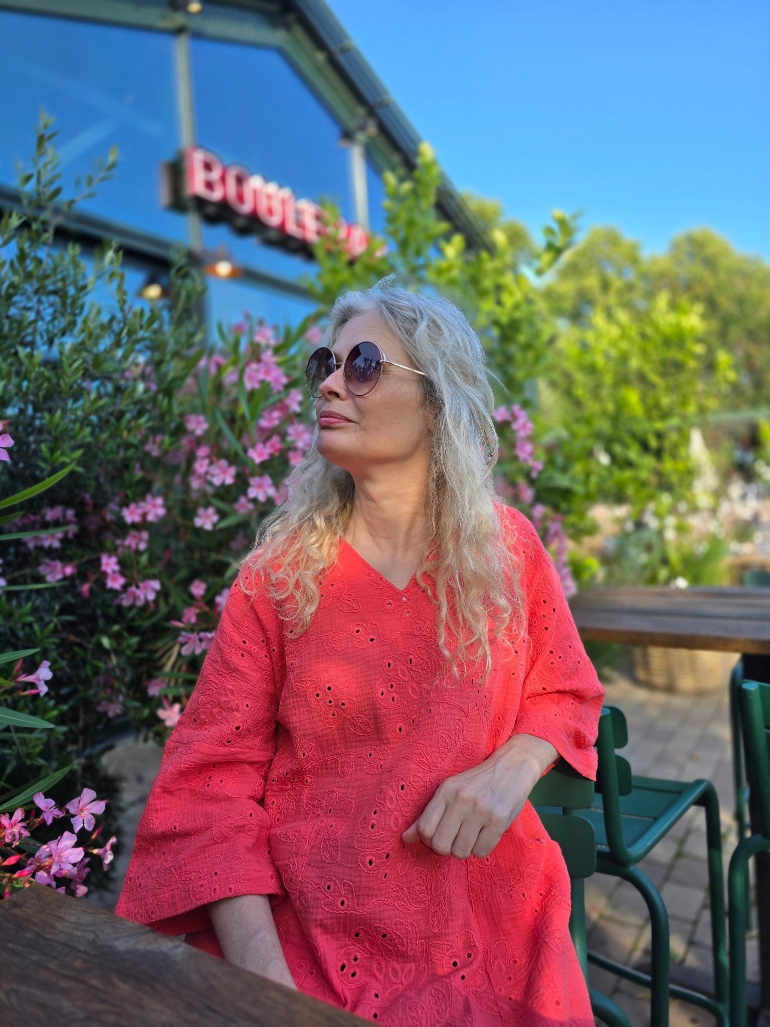 Muslinklänning Vera Korall brodyr - Rino Design Sthlm