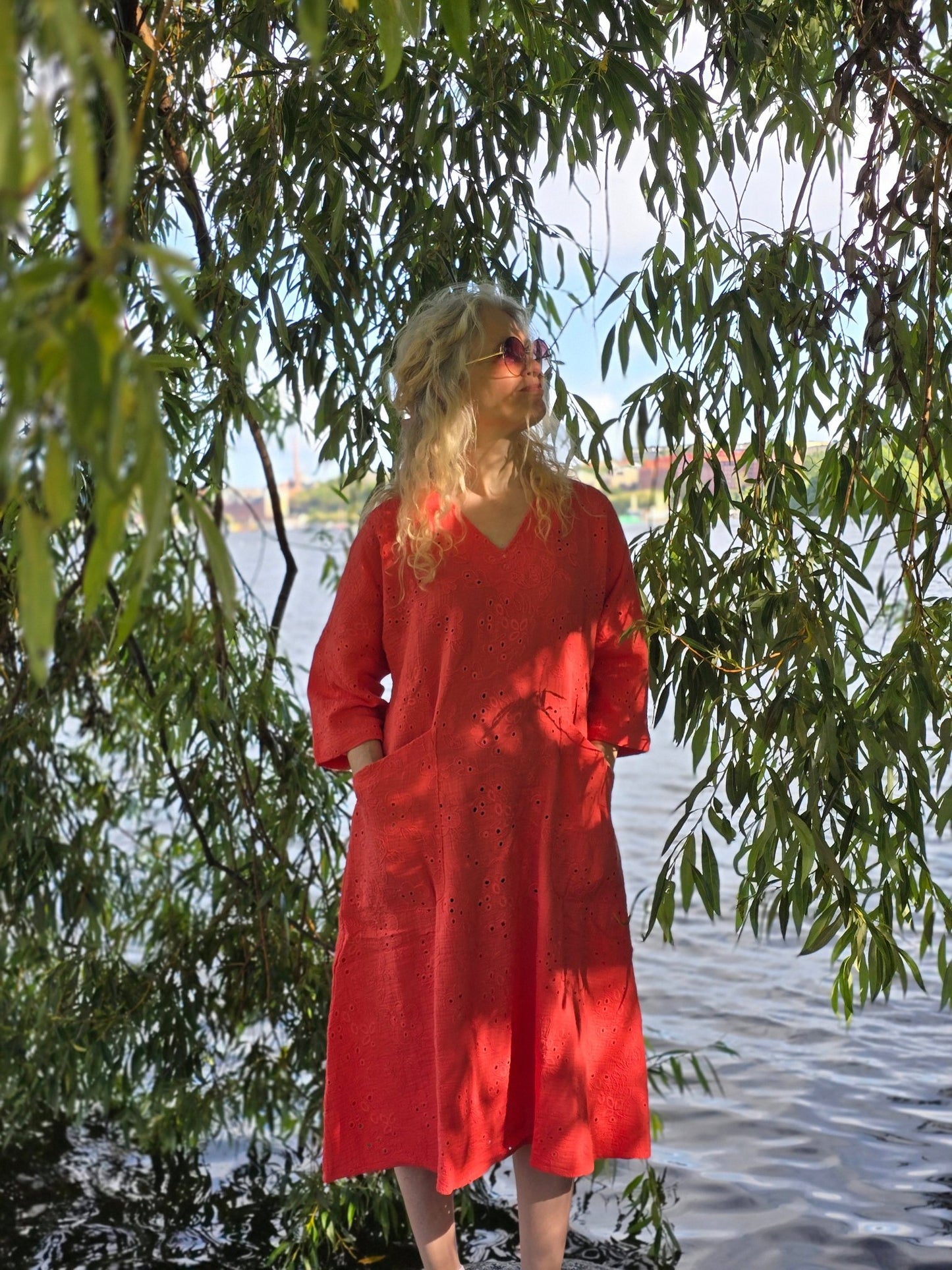 Muslinklänning Vera Korall brodyr - Rino Design Sthlm