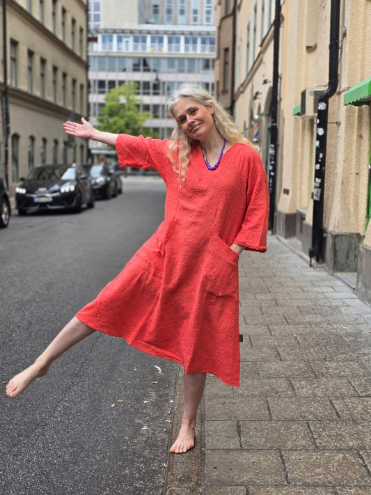 Muslinklänning Vera Korall brodyr - Rino Design Sthlm