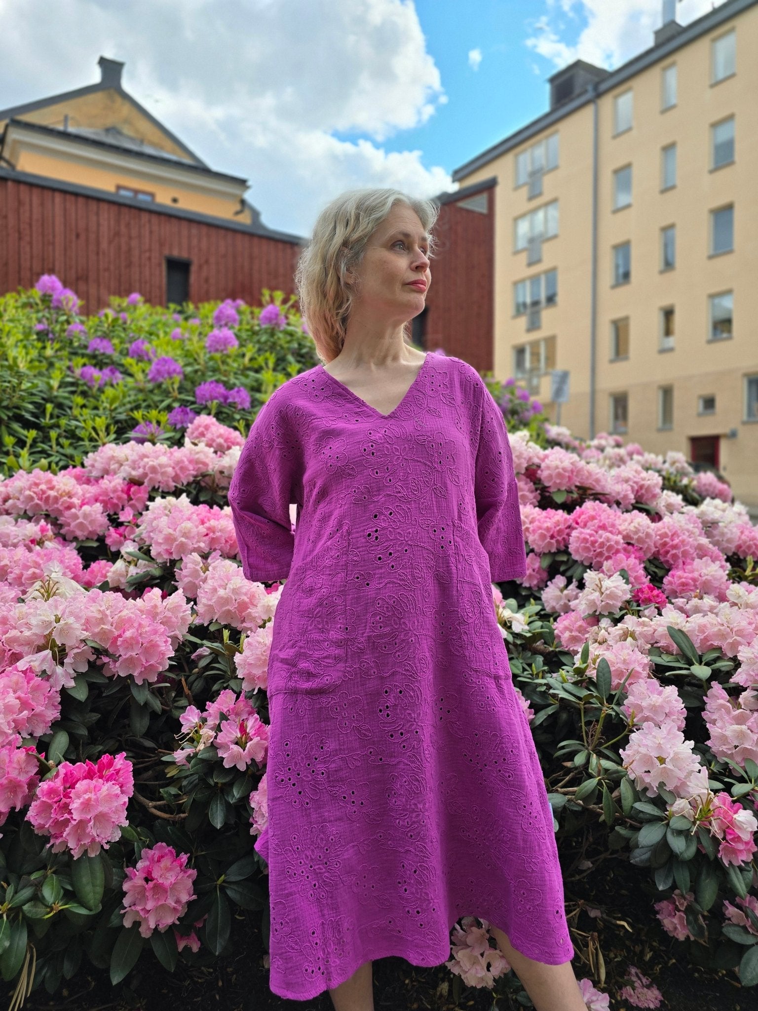 Muslinklänning Vera Lila brodyr - Rino Design Sthlm