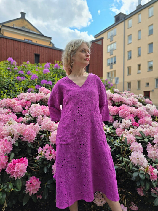 Muslinklänning Vera Lila brodyr - Rino Design Sthlm