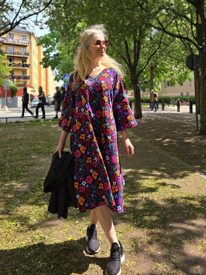 Muslinklänning Vera Svartblommig - Rino Design Sthlm