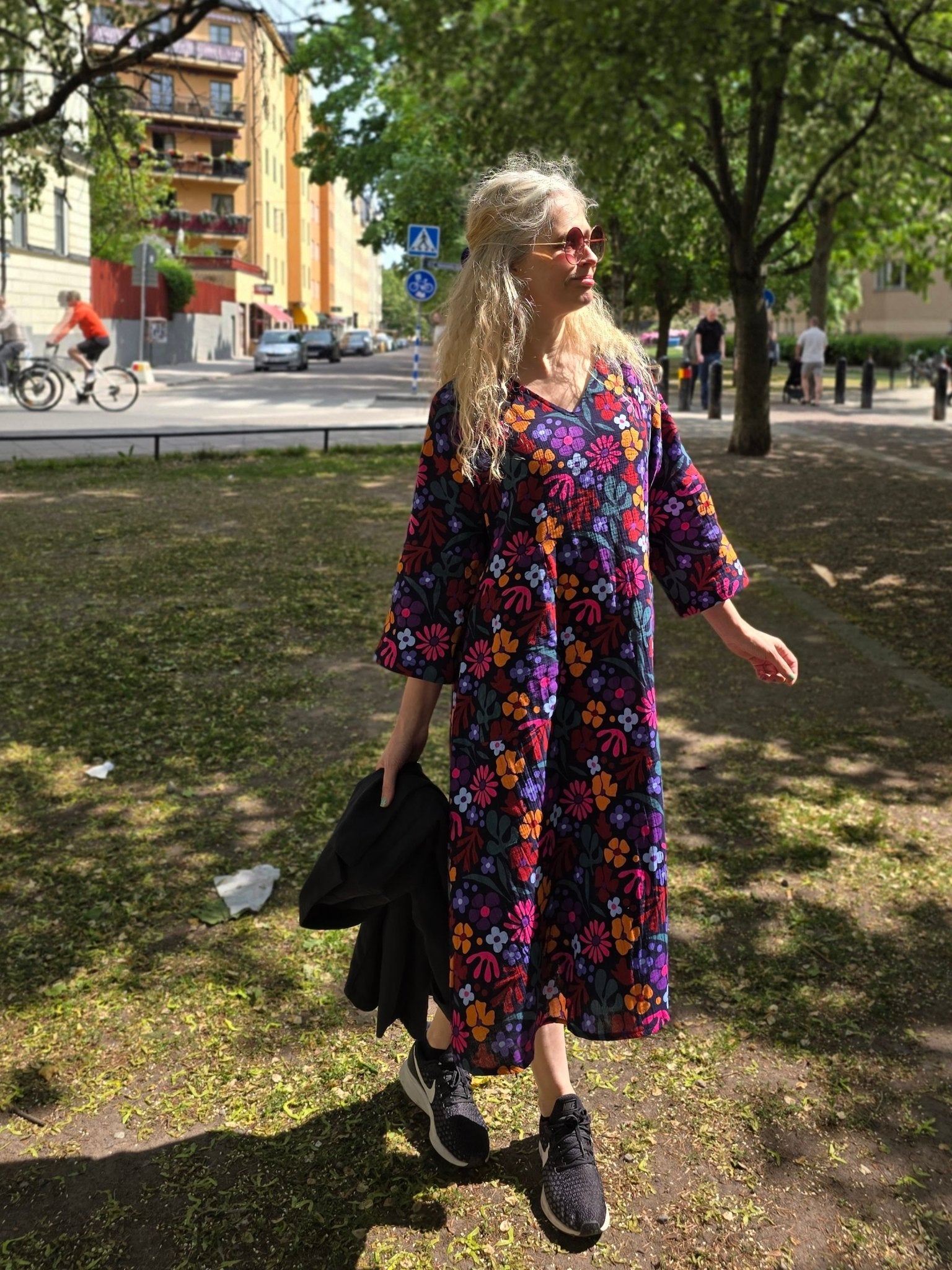 Muslinklänning Vera Svartblommig - Rino Design Sthlm